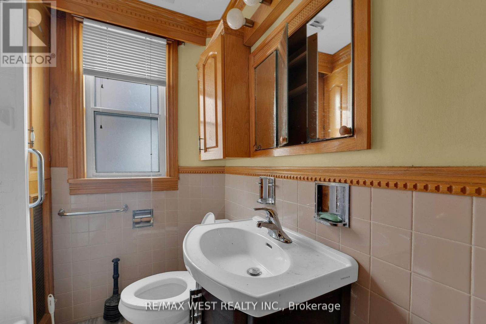661 Beresford Avenue, Toronto (Runnymede-Bloor West Village), Ontario  M6S 3C4 - Photo 9 - W12149118