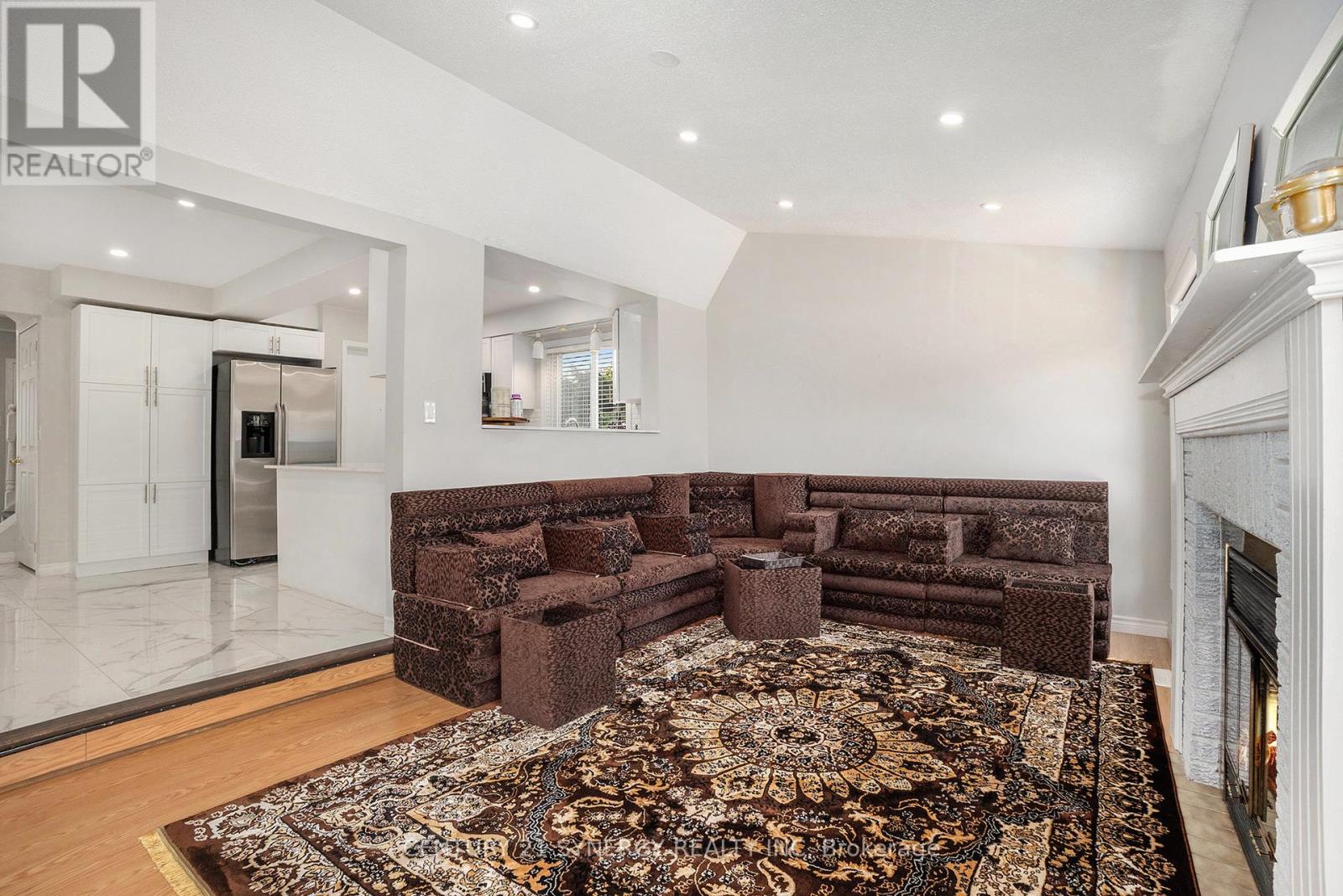 40 Keys Way, Ottawa, Ontario  K1G 4M5 - Photo 4 - X12149185