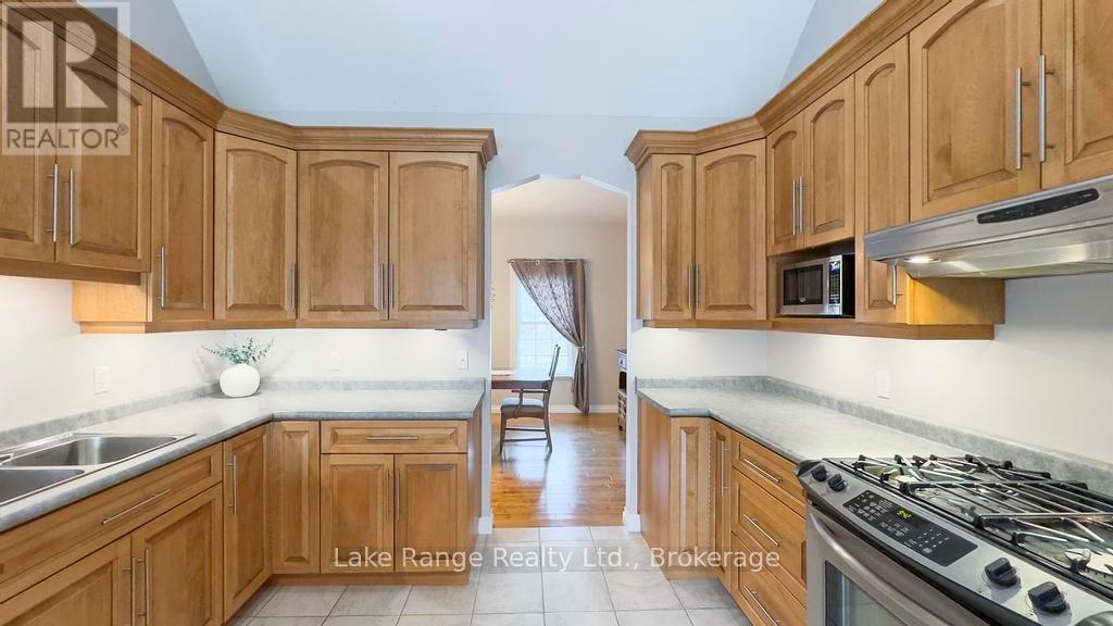 540 Attawandaron Road, Huron-Kinloss, Ontario  N2Z 2X3 - Photo 10 - X12116708
