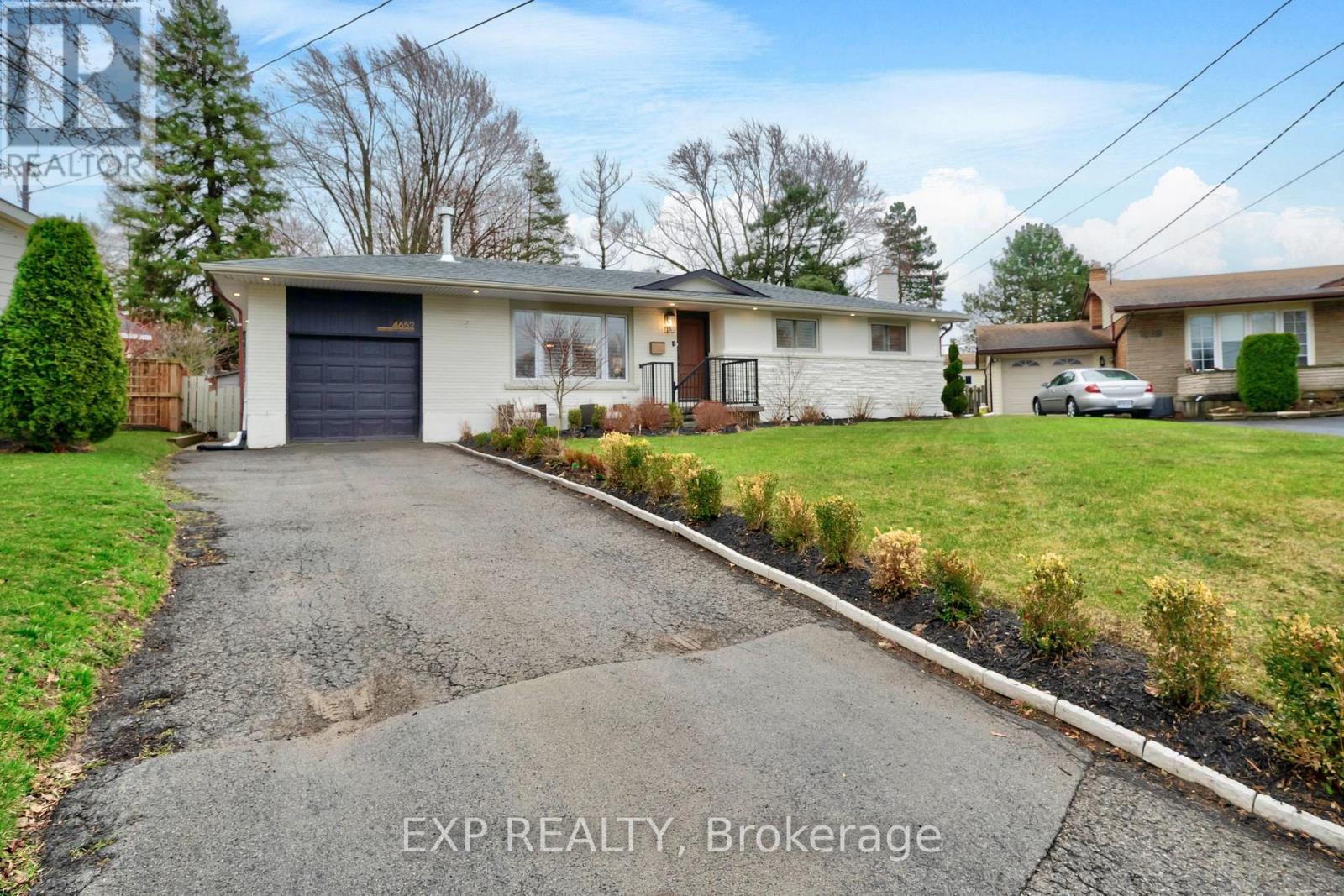Property at 4652 QUEENSWAY GARDENS image 2