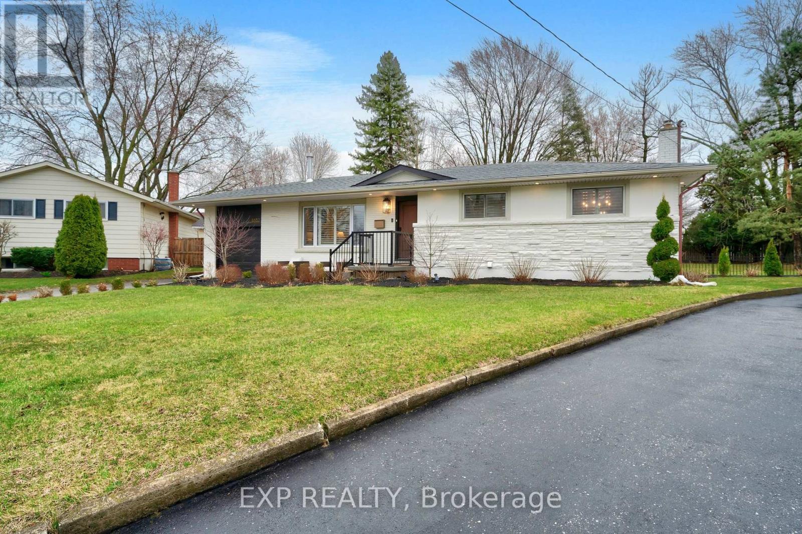 Property at 4652 QUEENSWAY GARDENS image 3
