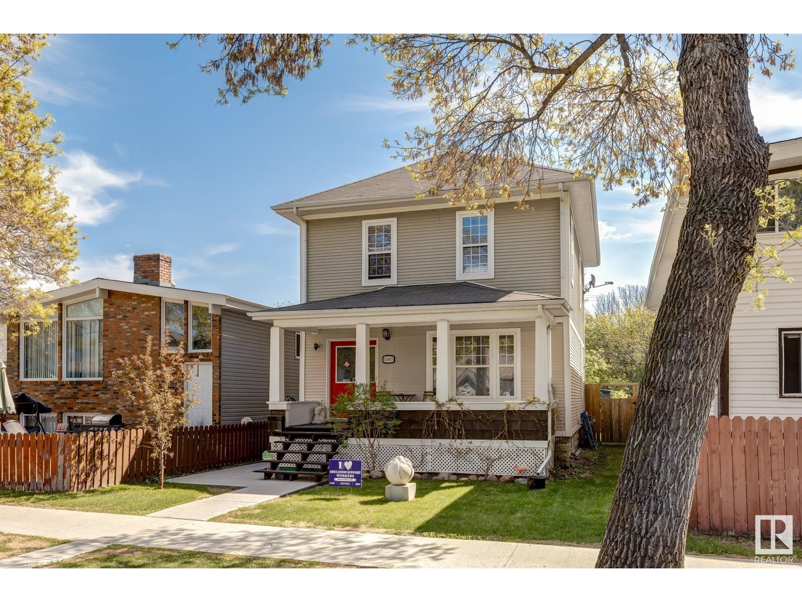 Property at 11917 94 ST NW image 2
