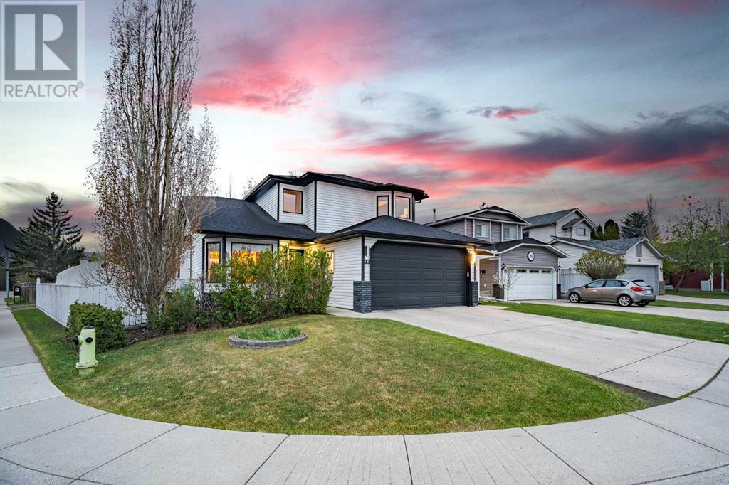 Property at 33 Riverside Crescent SE image 2