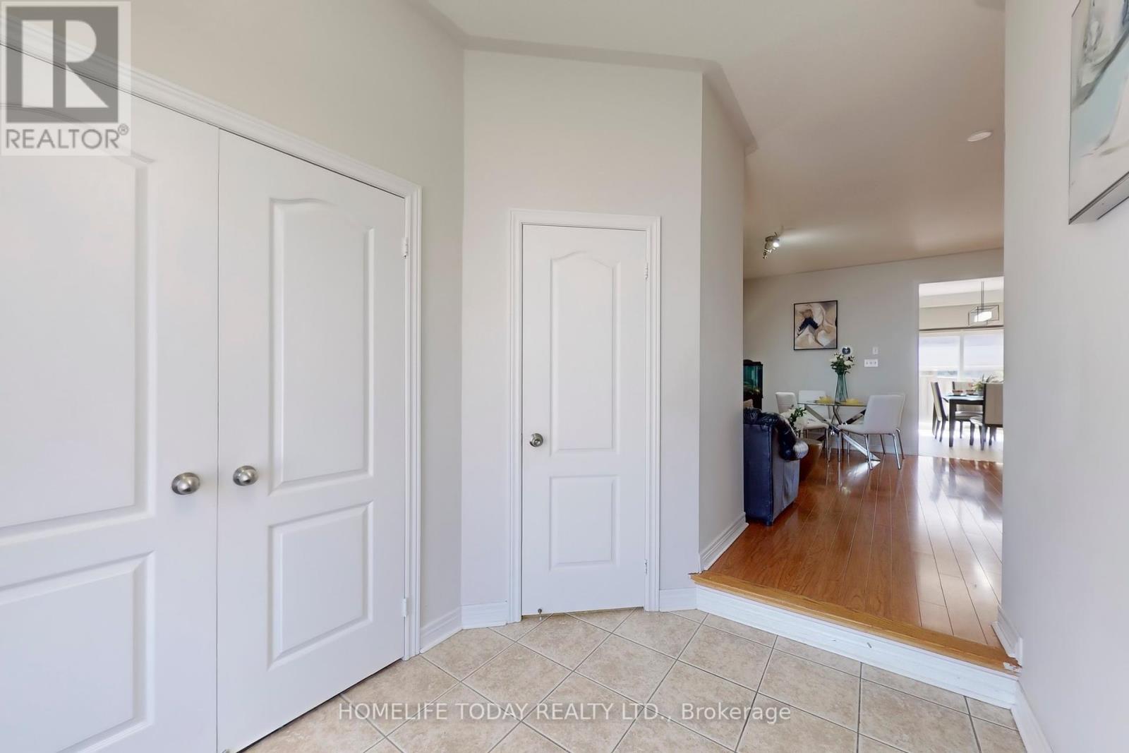 40 Oblate Crescent, Brampton, Ontario  L6Y 0L3 - Photo 5 - W12149130