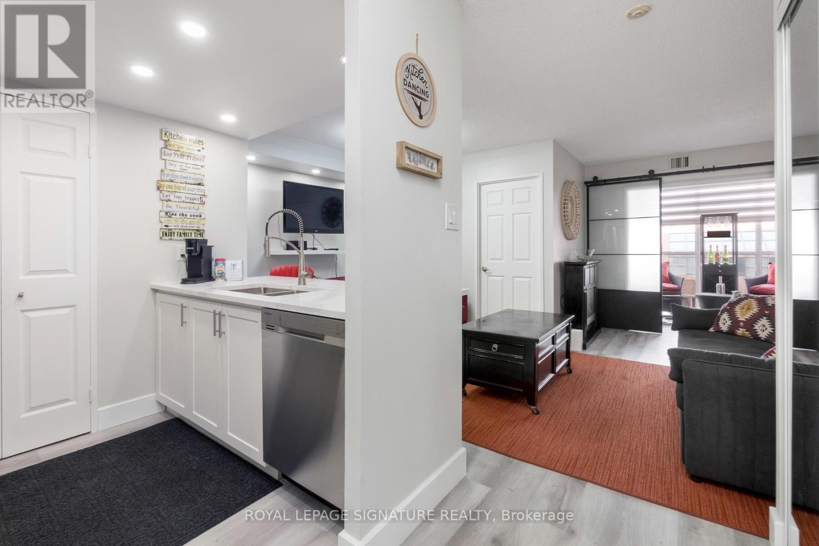 406 - 265 Enfield Place, Mississauga, Ontario  L5B 3Y7 - Photo 1 - W12149190