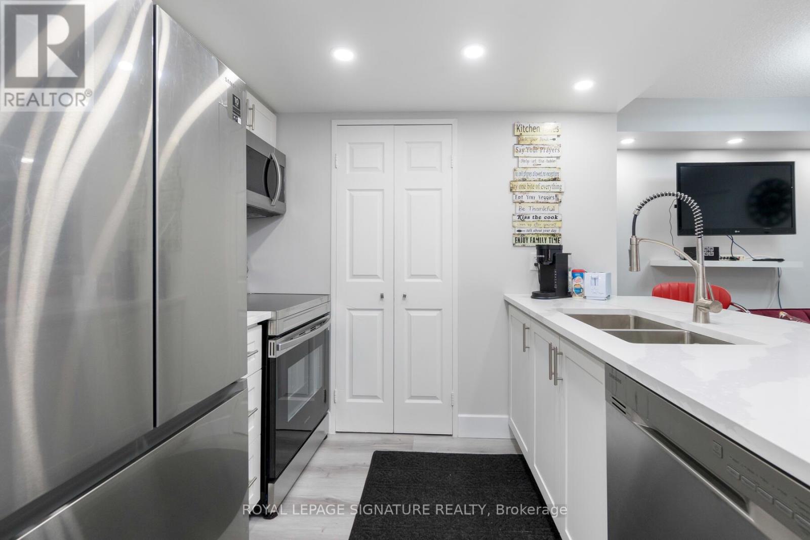 406 - 265 Enfield Place, Mississauga, Ontario  L5B 3Y7 - Photo 3 - W12149190