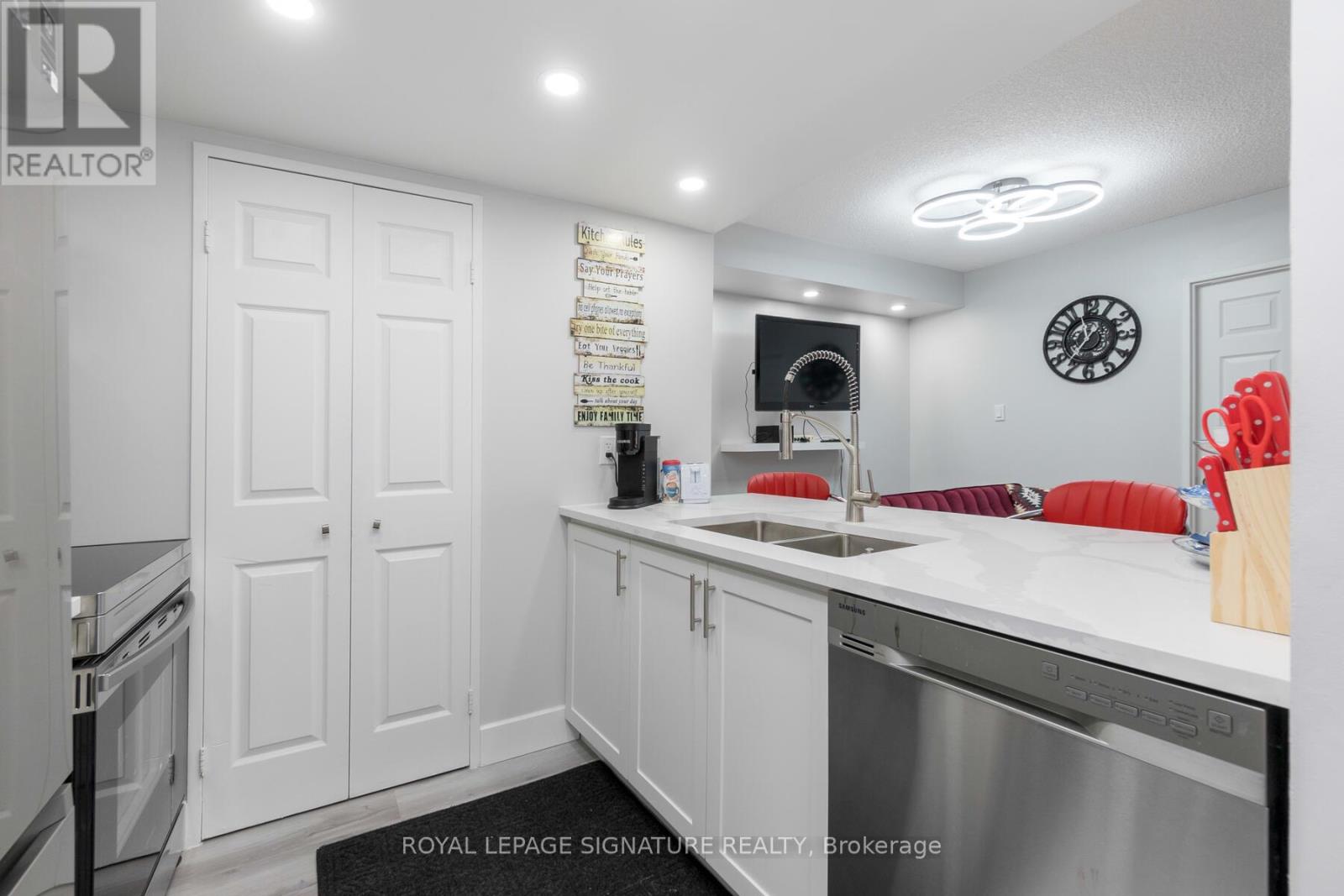 406 - 265 Enfield Place, Mississauga, Ontario  L5B 3Y7 - Photo 4 - W12149190