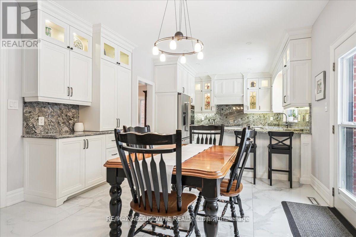 1426 Creekwood Trail S, Oakville, Ontario  L6H 6E6 - Photo 31 - W12080598