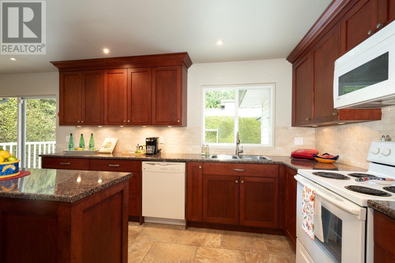 521 Chapman Avenue, Coquitlam, British Columbia  V3J 4A1 - Photo 15 - R3003098