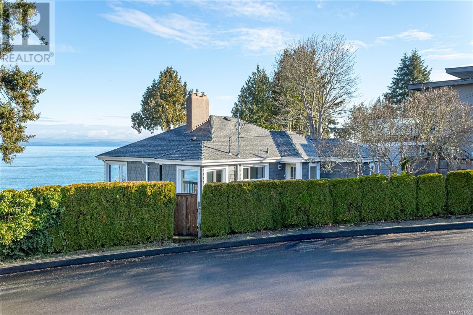 Property at 484 Bay St image 3