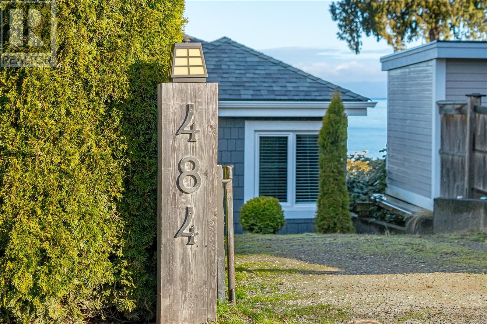 Property at 484 Bay St image 2