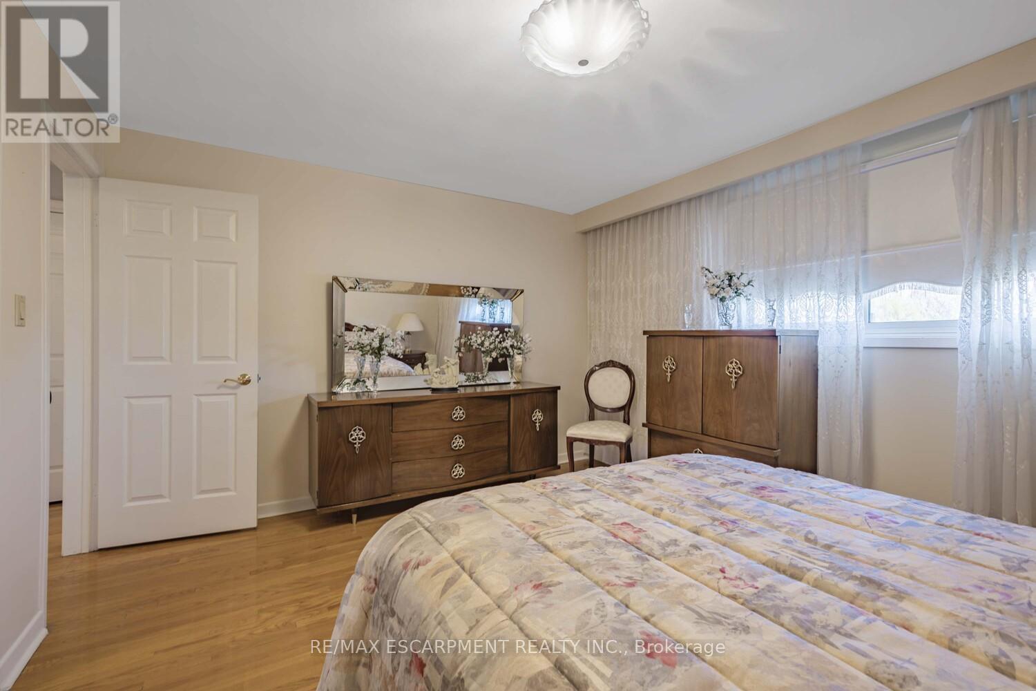 1227 Alexandra Avenue, Mississauga, Ontario  L5E 2A4 - Photo 17 - W12130837