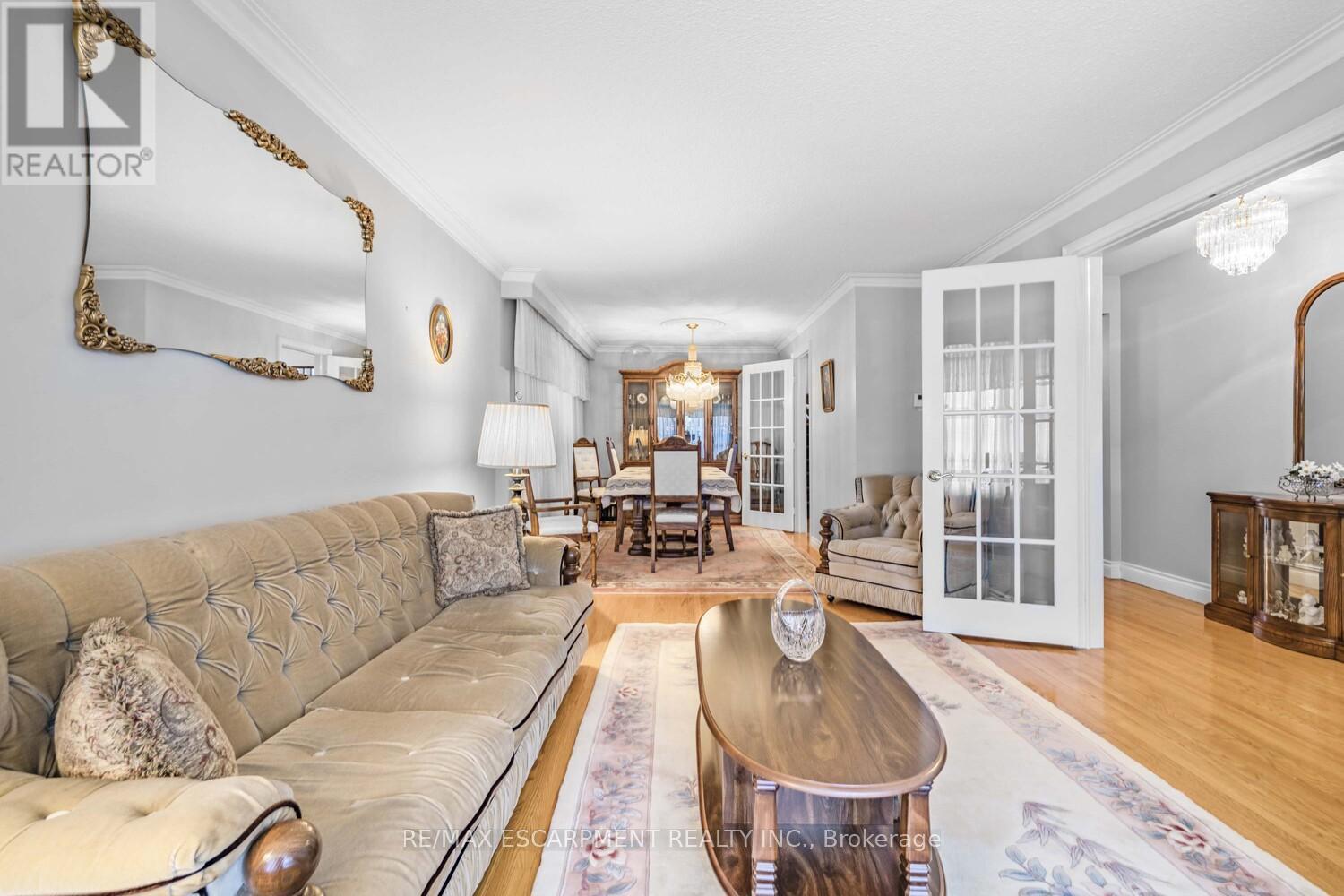 1227 Alexandra Avenue, Mississauga, Ontario  L5E 2A4 - Photo 6 - W12130837