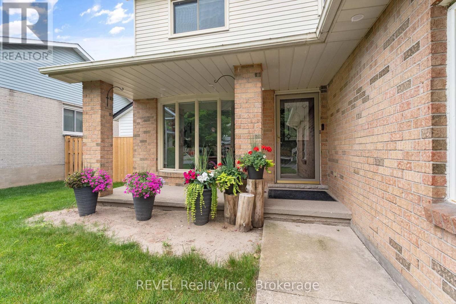 5 Elderwood Drive, St. Catharines (Grapeview), Ontario  L2S 3E7 - Photo 4 - X12149322