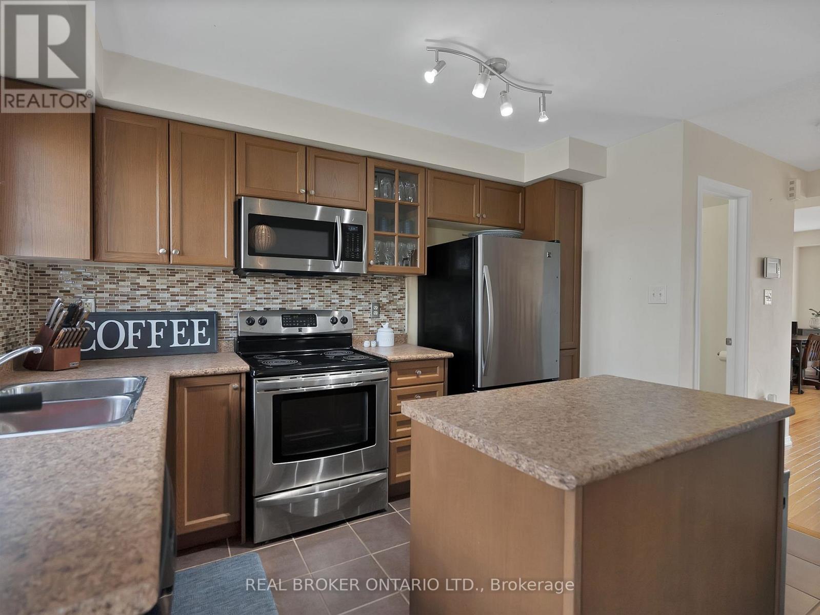 Property at 505 ROSSLAND ROAD E image 3
