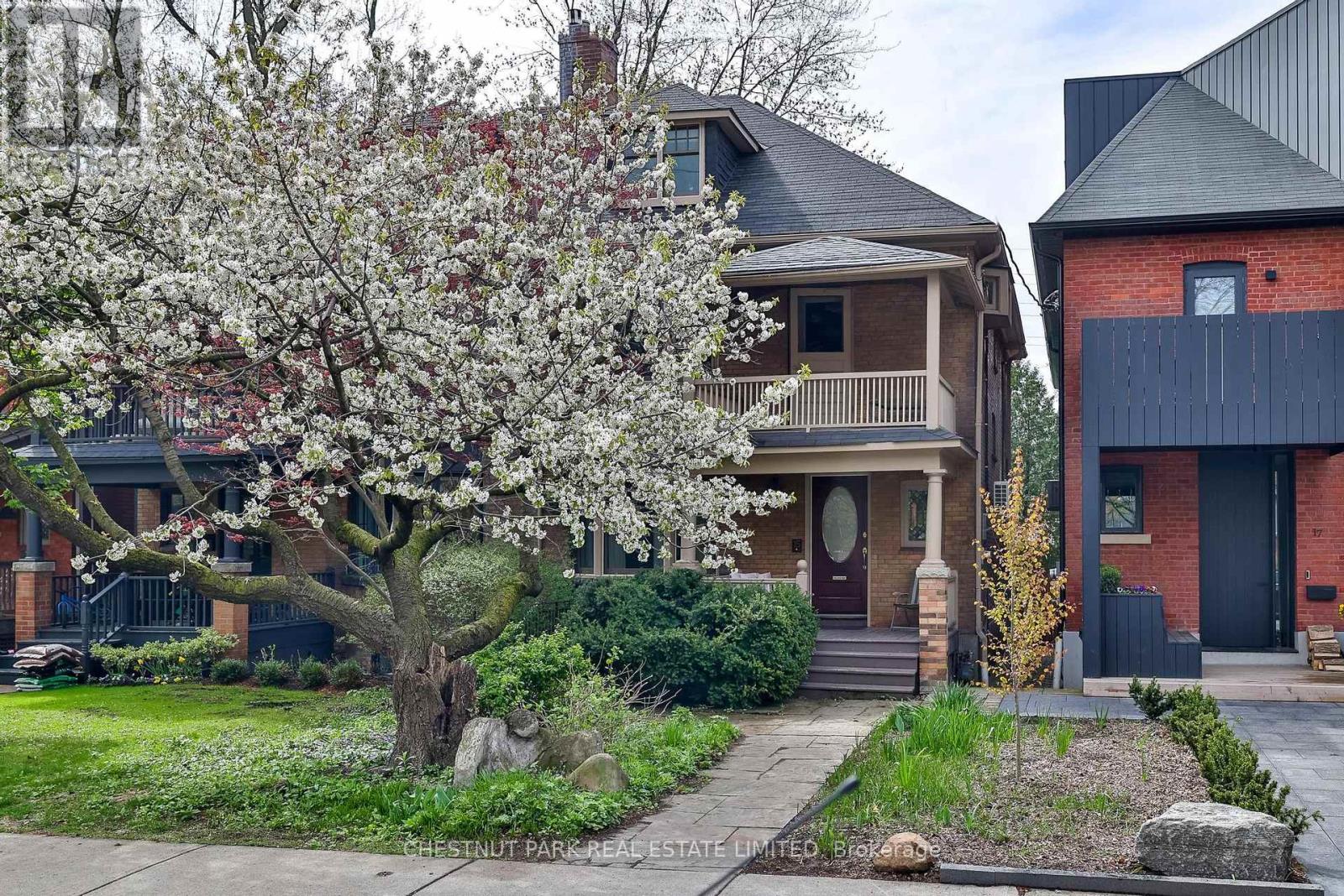 15 Mcmaster Avenue, Toronto, Ontario  M4V 1A8 - Photo 2 - C12149314