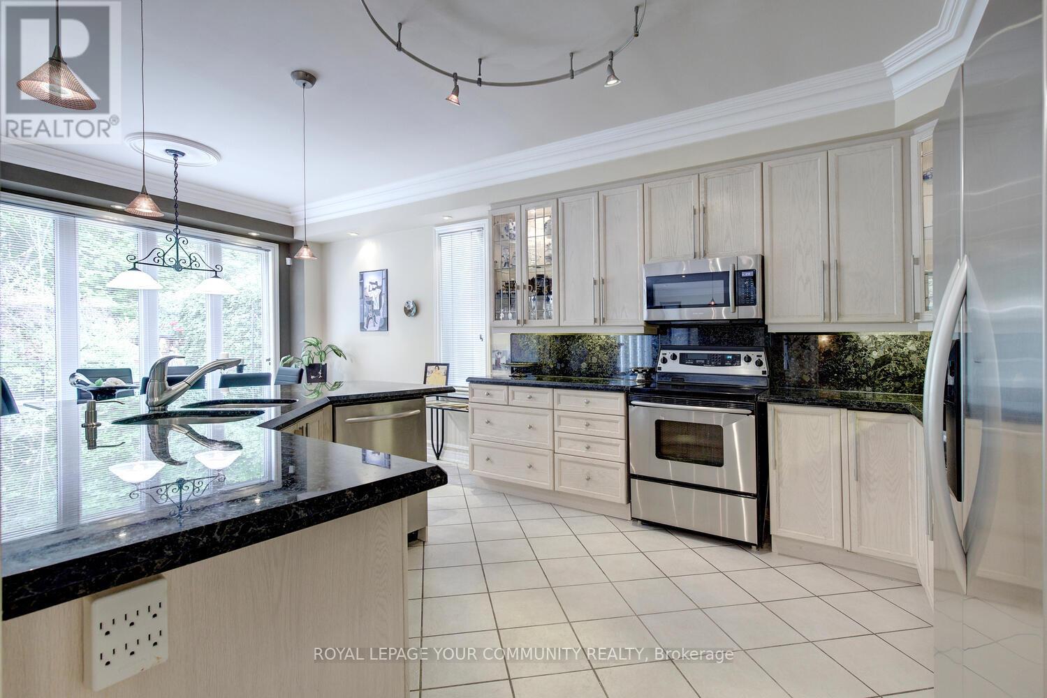 119 Thornhill Woods Drive, Vaughan, Ontario  L4J 8R5 - Photo 13 - N12149274
