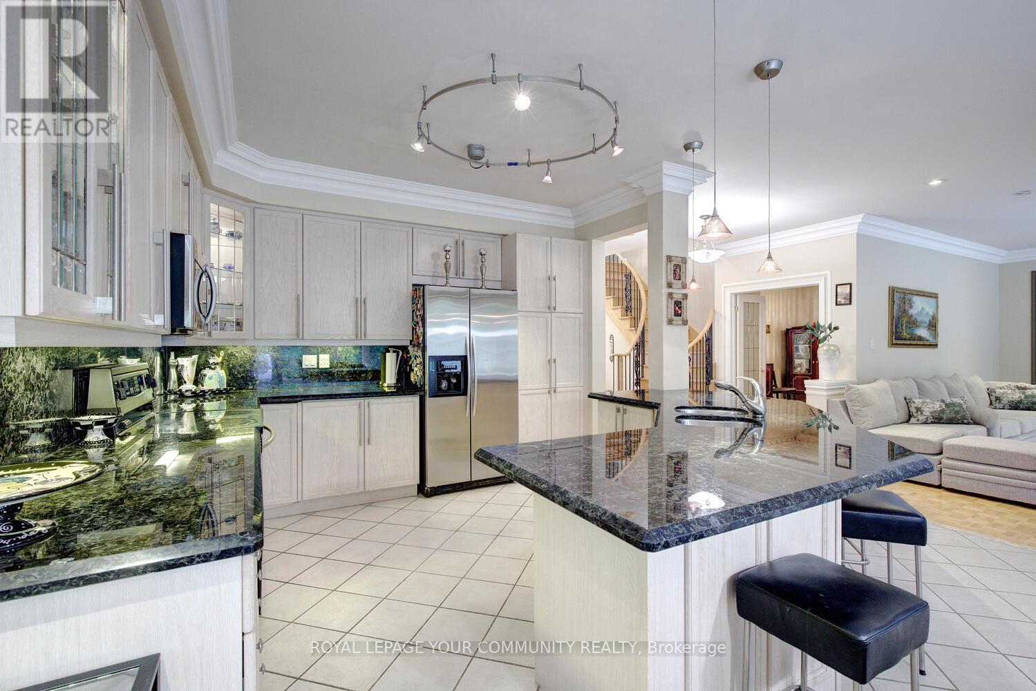 119 Thornhill Woods Drive, Vaughan, Ontario  L4J 8R5 - Photo 15 - N12149274