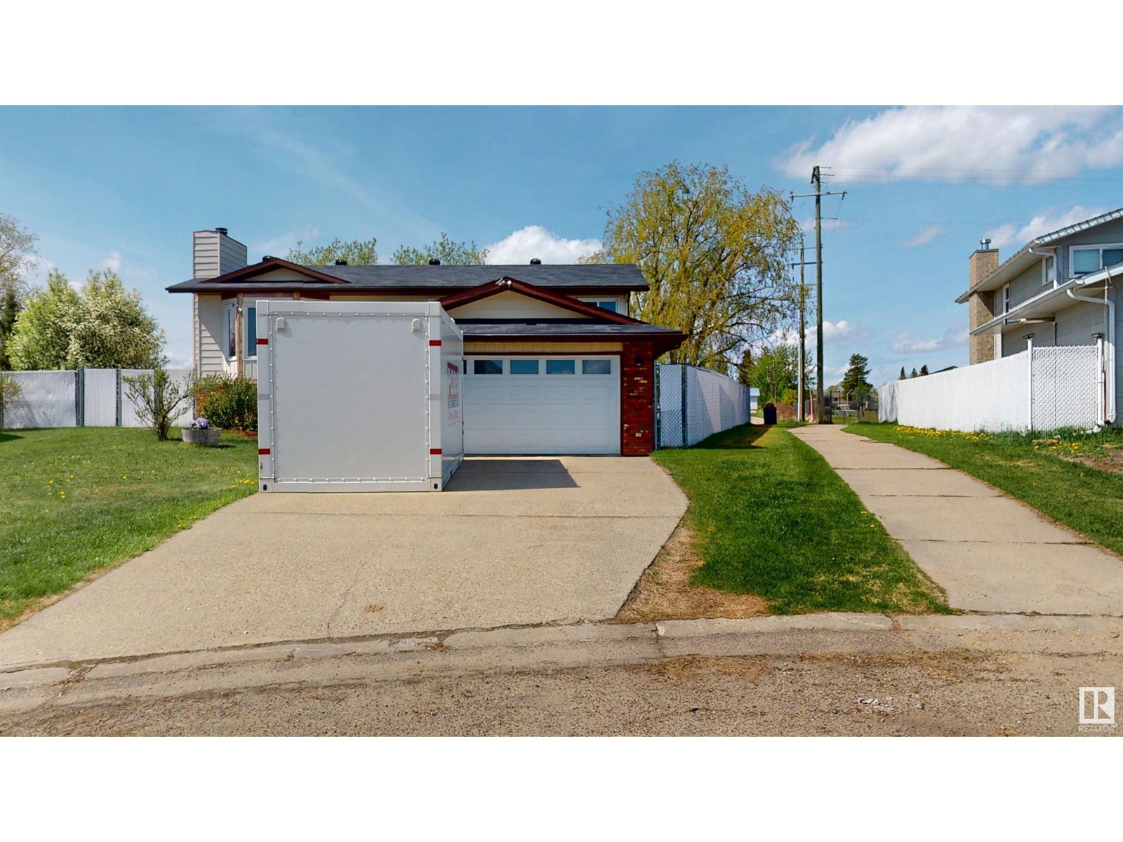 Property at 4121 48 AV image 3