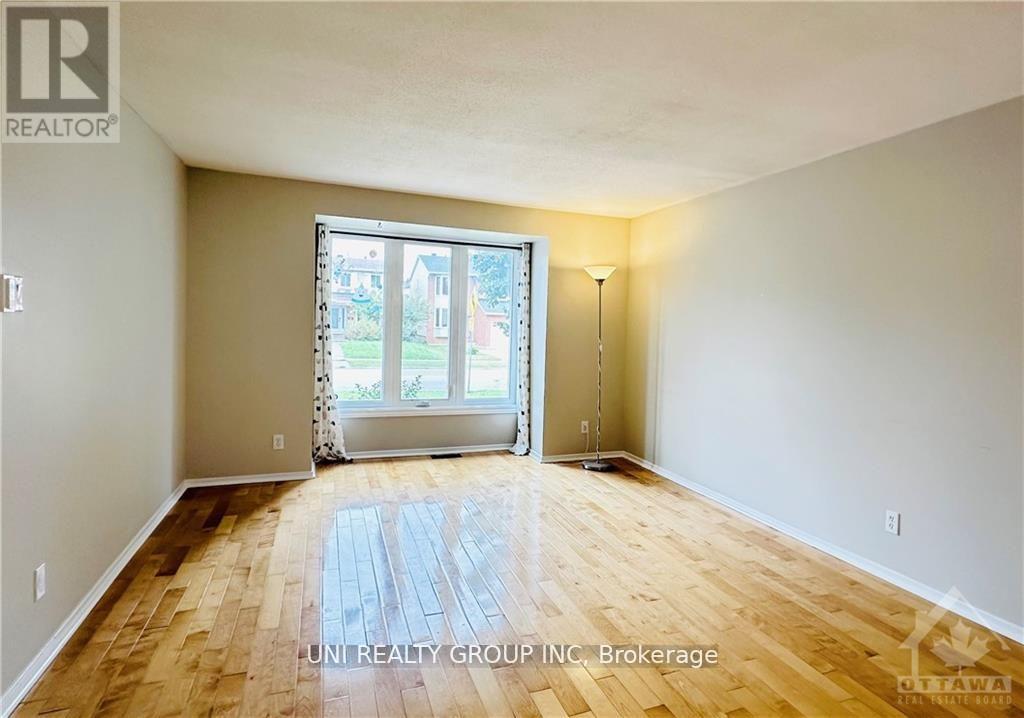 416 Viewmount Drive, Ottawa, Ontario  K2E 7P5 - Photo 5 - X12149338