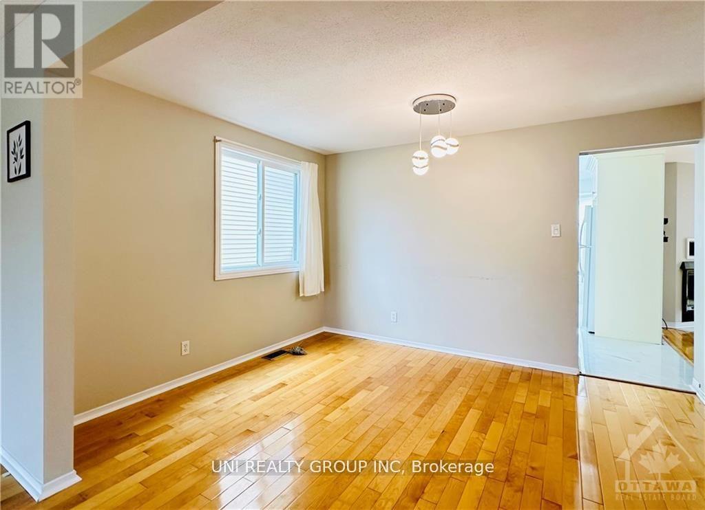 416 Viewmount Drive, Ottawa, Ontario  K2E 7P5 - Photo 6 - X12149338