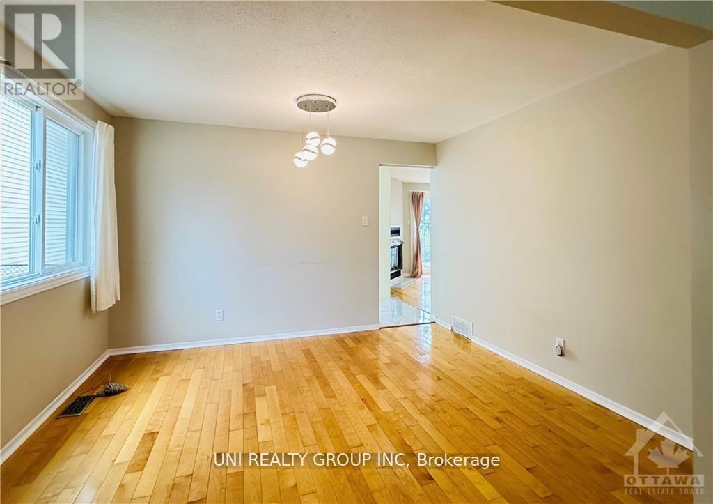 416 Viewmount Drive, Ottawa, Ontario  K2E 7P5 - Photo 7 - X12149338