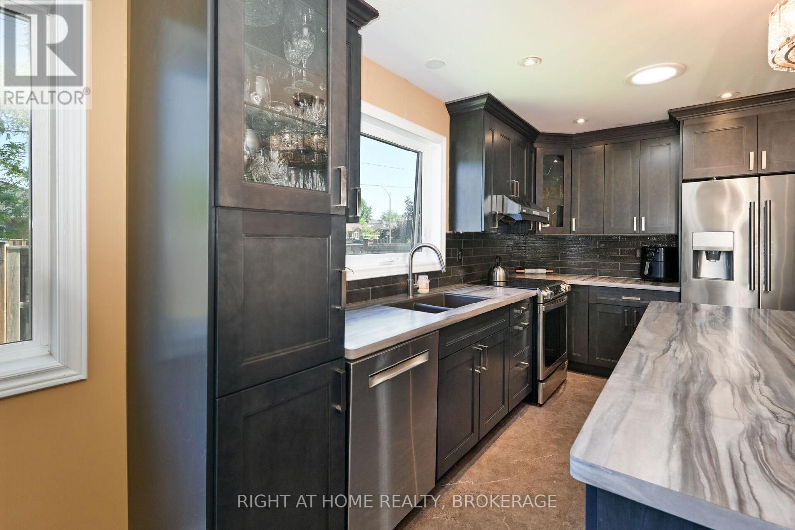 28 Woodburn Avenue, St. Catharines, Ontario  L2P 0B8 - Photo 5 - X12149337