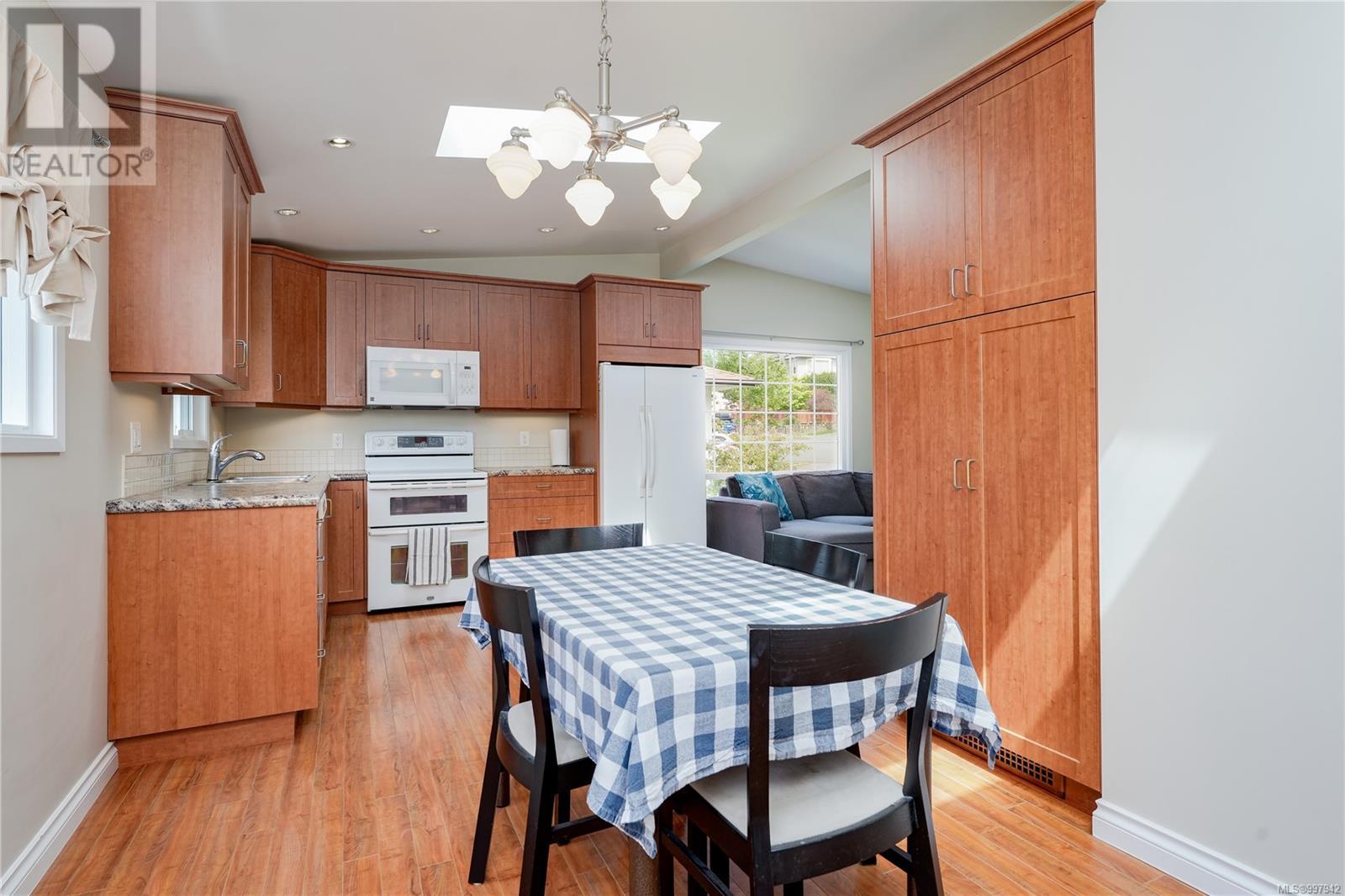 4032 Mclellan St, Saanich, British Columbia  V8Z 3Y4 - Photo 4 - 997942