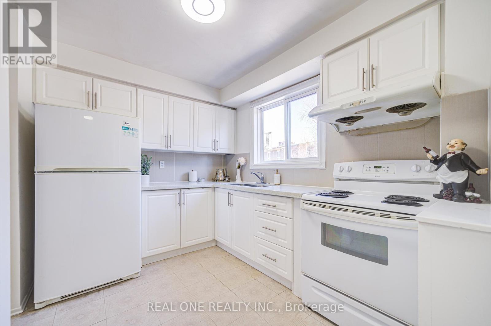 8 Rusty Crest Way, Toronto, Ontario  M2J 2Y4 - Photo 17 - C12149347