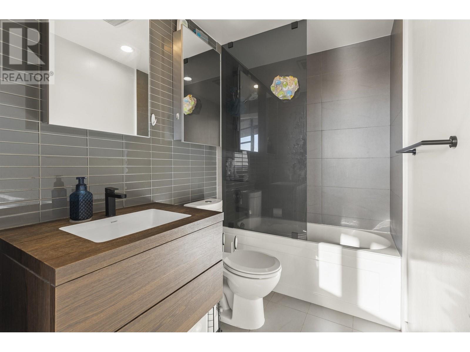 Listing Picture 18 of 27 : 4108 128 W CORDOVA STREET, Vancouver / 溫哥華 - 魯藝地產 Yvonne Lu Group - MLS Medallion Club Member