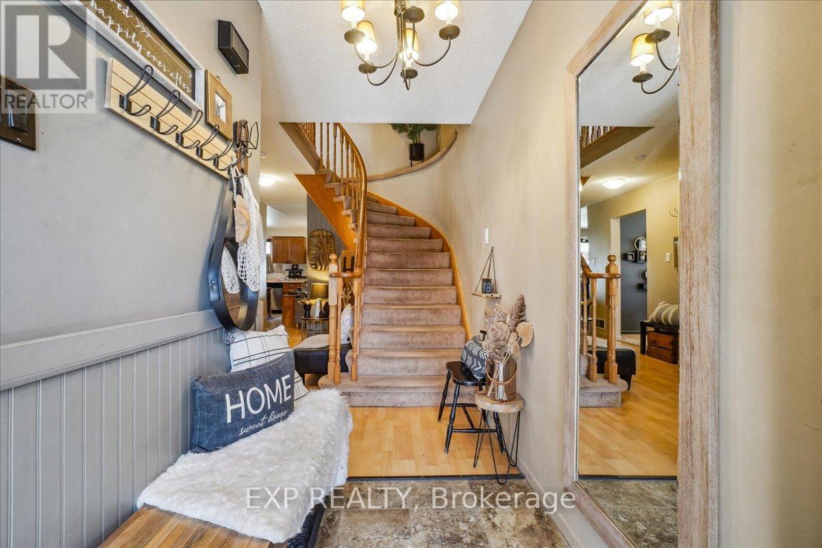7 Rosset Valley Court, Halton Hills (Georgetown), Ontario  L7G 5E1 - Photo 7 - W12100290