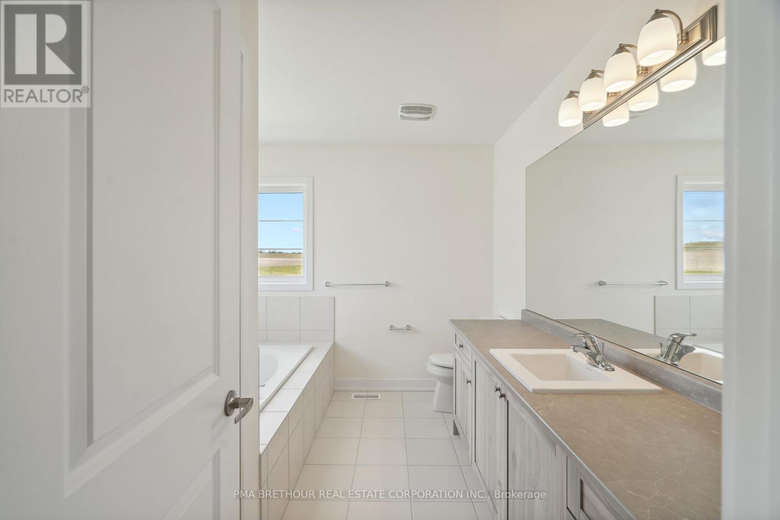 78 Walter Tunny Crescent, East Gwillimbury, Ontario  L9N 0R4 - Photo 24 - N12149355