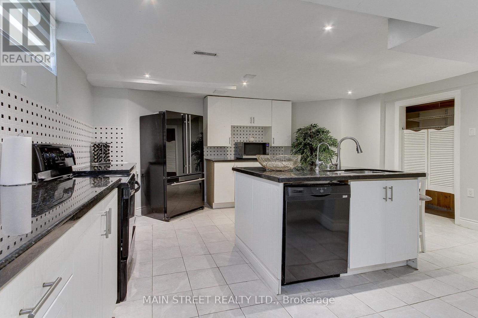 898 Stonehaven Avenue, Newmarket (Stonehaven-Wyndham), Ontario  L3X 1K7 - Photo 38 - N12149385