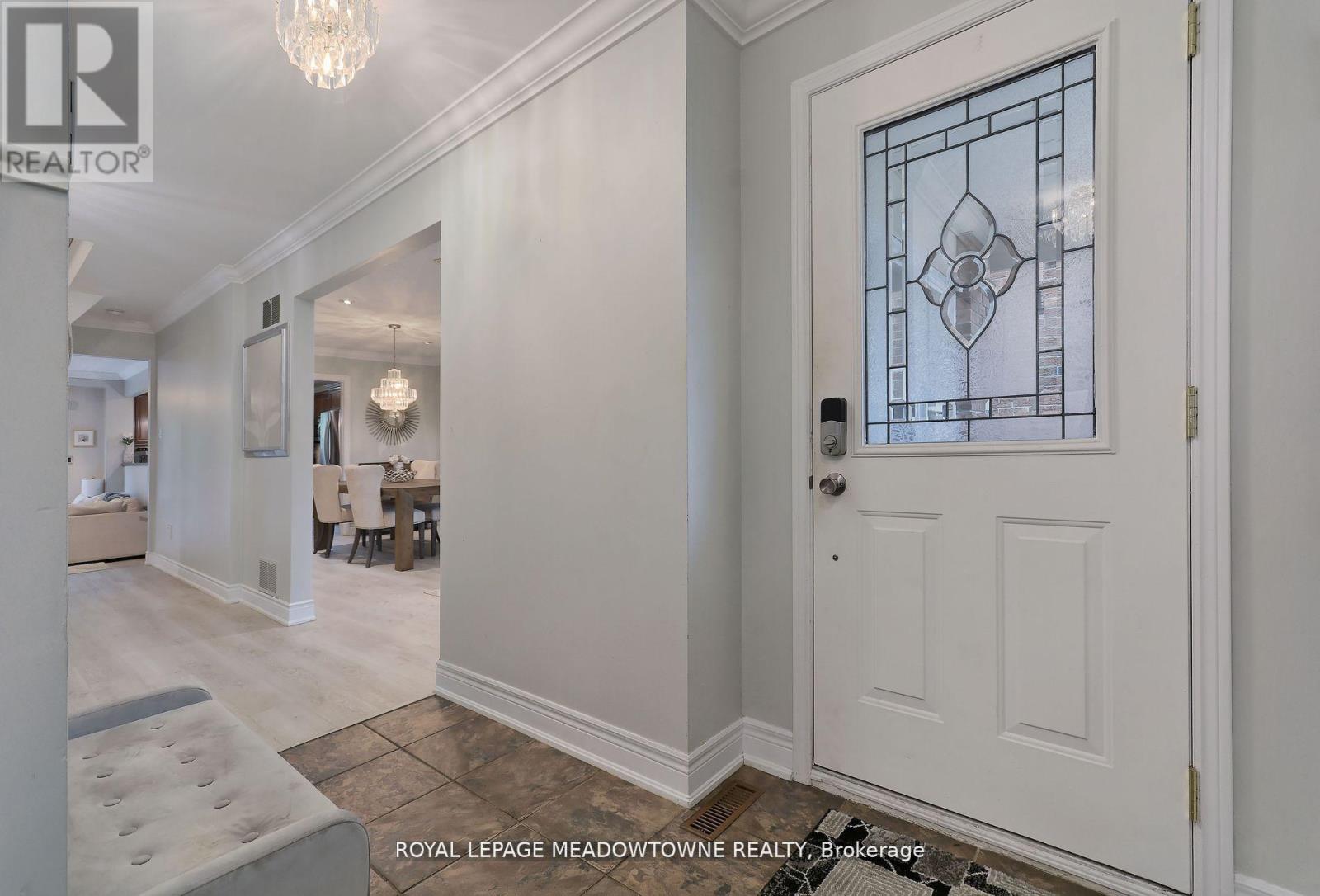 4320 Shelby Crescent, Mississauga, Ontario  L4W 3T3 - Photo 3 - W12149409