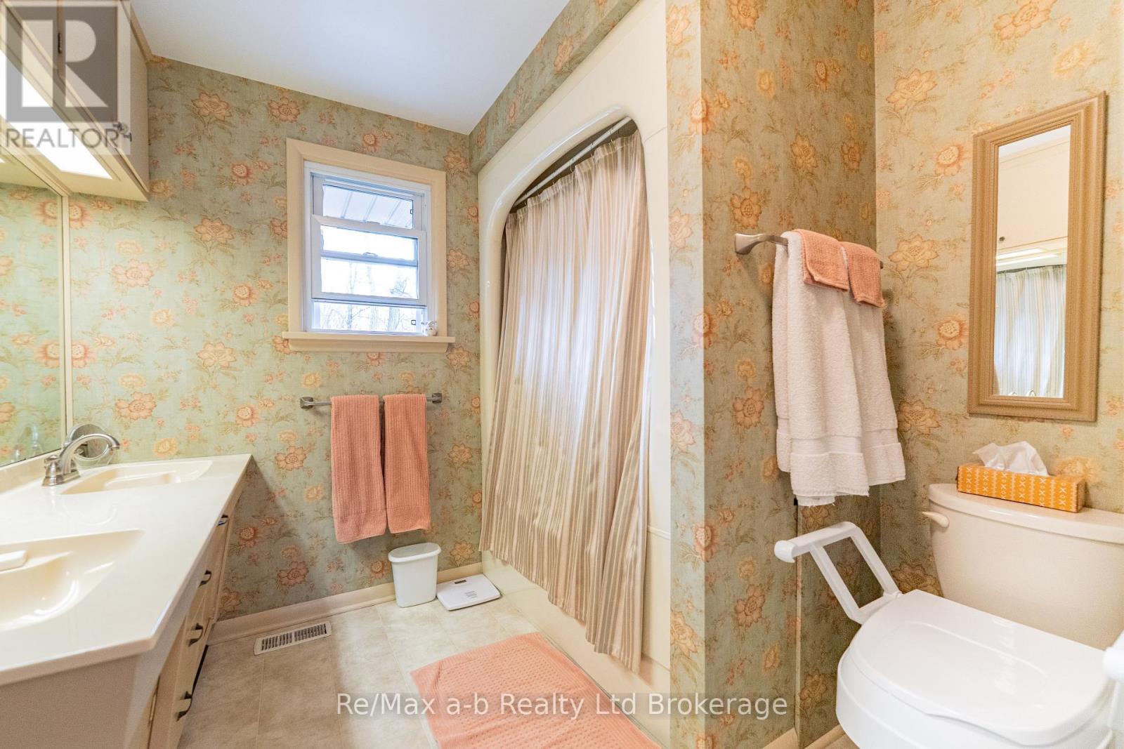 41 Parkwood Drive, Tillsonburg, Ontario  N4G 2B7 - Photo 27 - X12148734