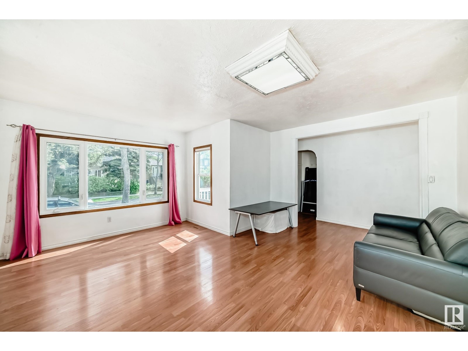Property at 11216 94 ST NW image 3