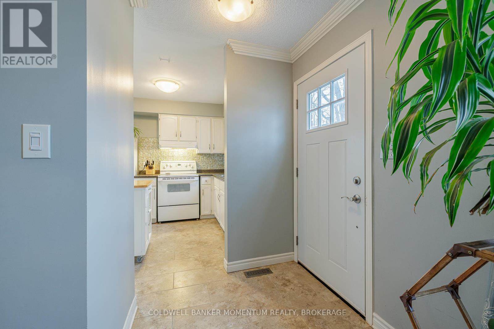 299 Dain Avenue, Welland (Lincoln/crowland), Ontario  L3B 3E7 - Photo 5 - X12090393