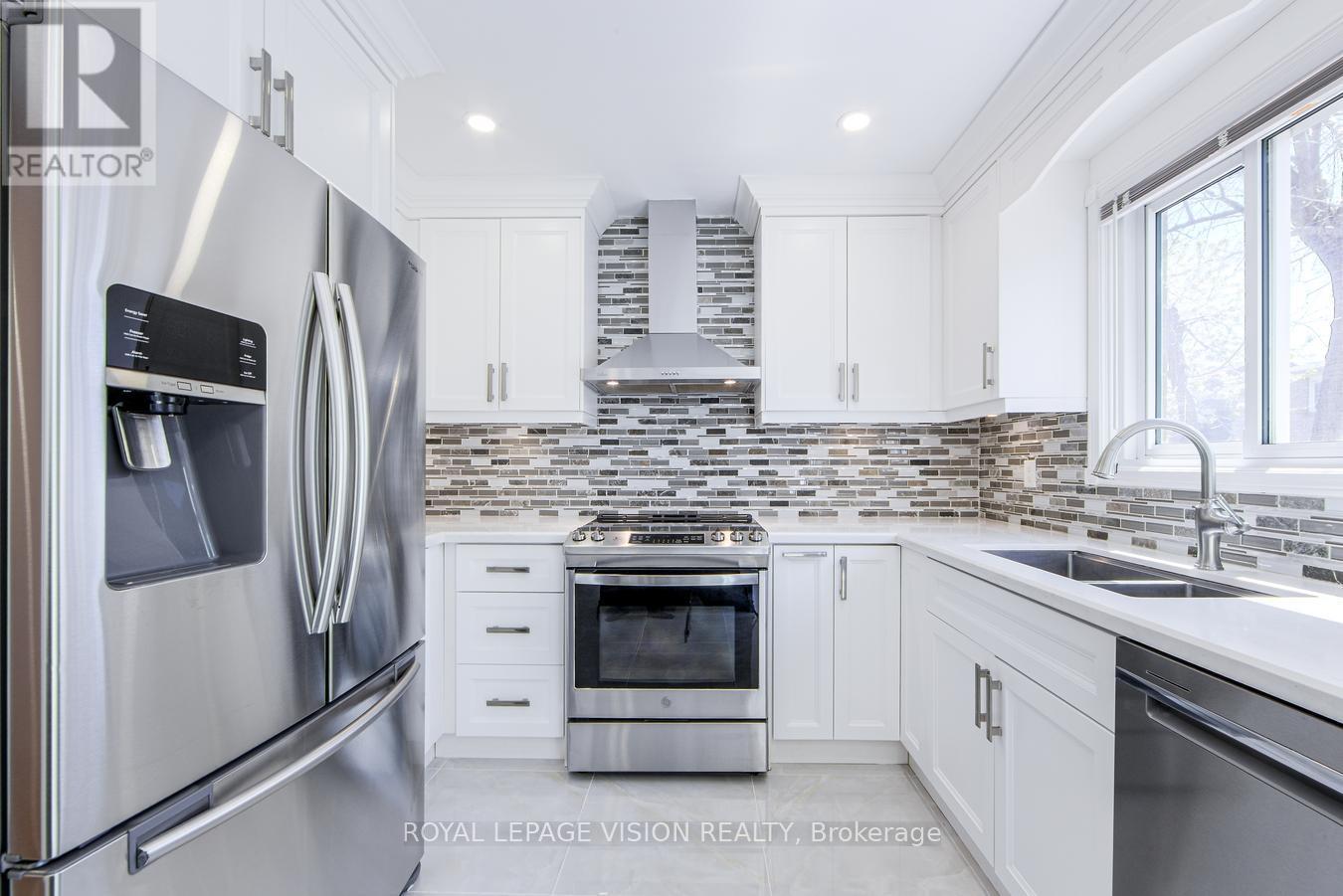 71 Sterling Crescent, Vaughan (Maple), Ontario  L6A 1A1 - Photo 9 - N12149489