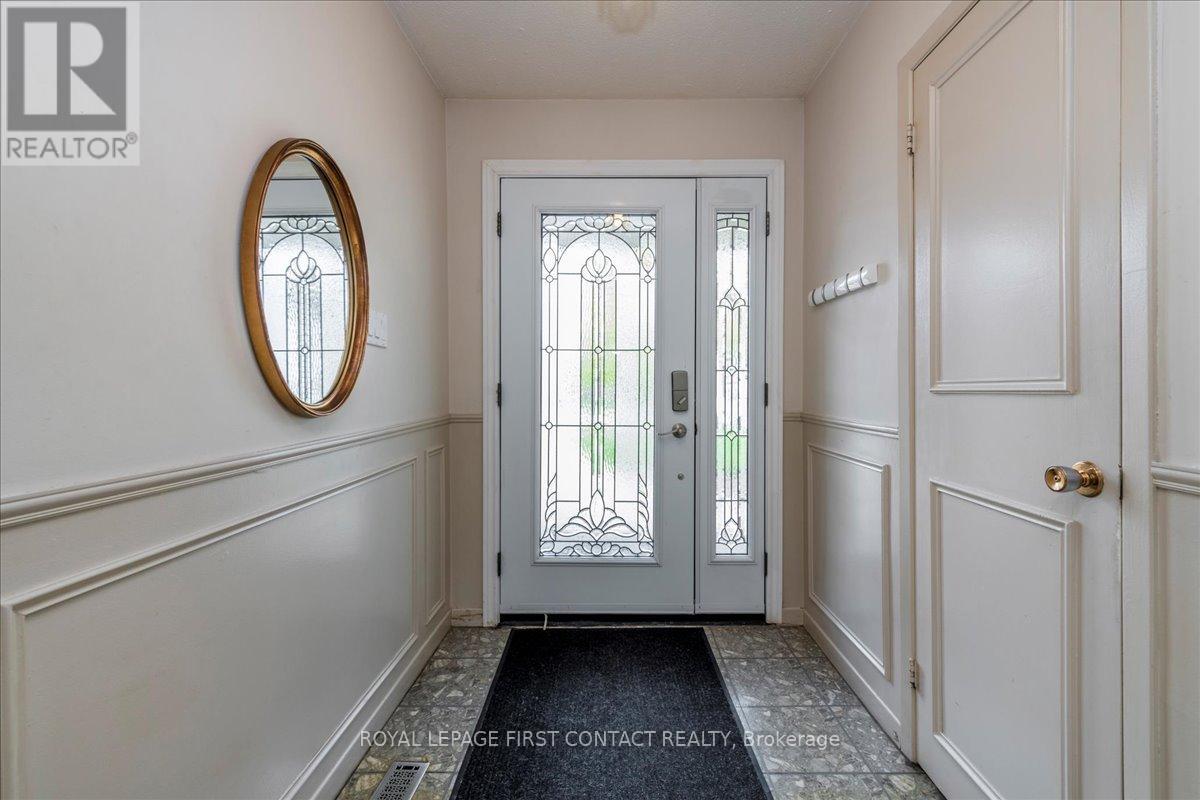 23 Merrylynn Drive, Richmond Hill, Ontario  L4C 5B1 - Photo 3 - N12149539