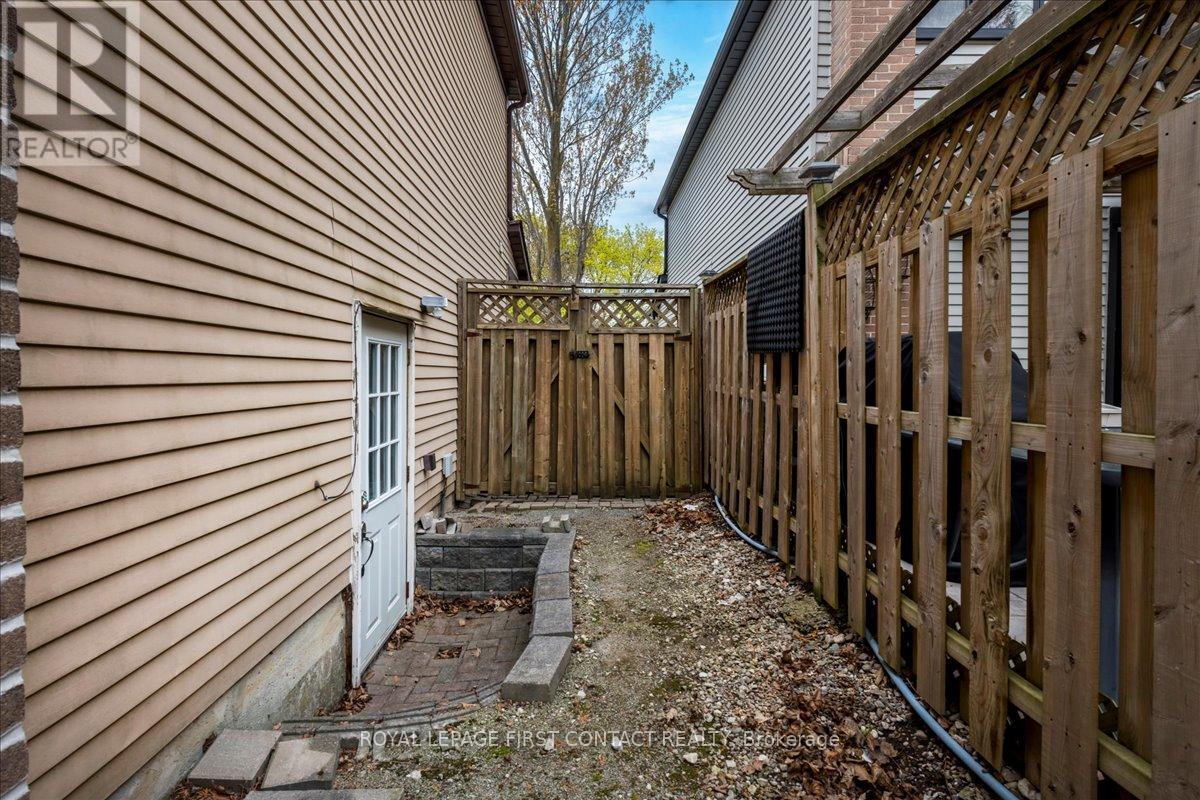 23 Merrylynn Drive, Richmond Hill, Ontario  L4C 5B1 - Photo 40 - N12149539