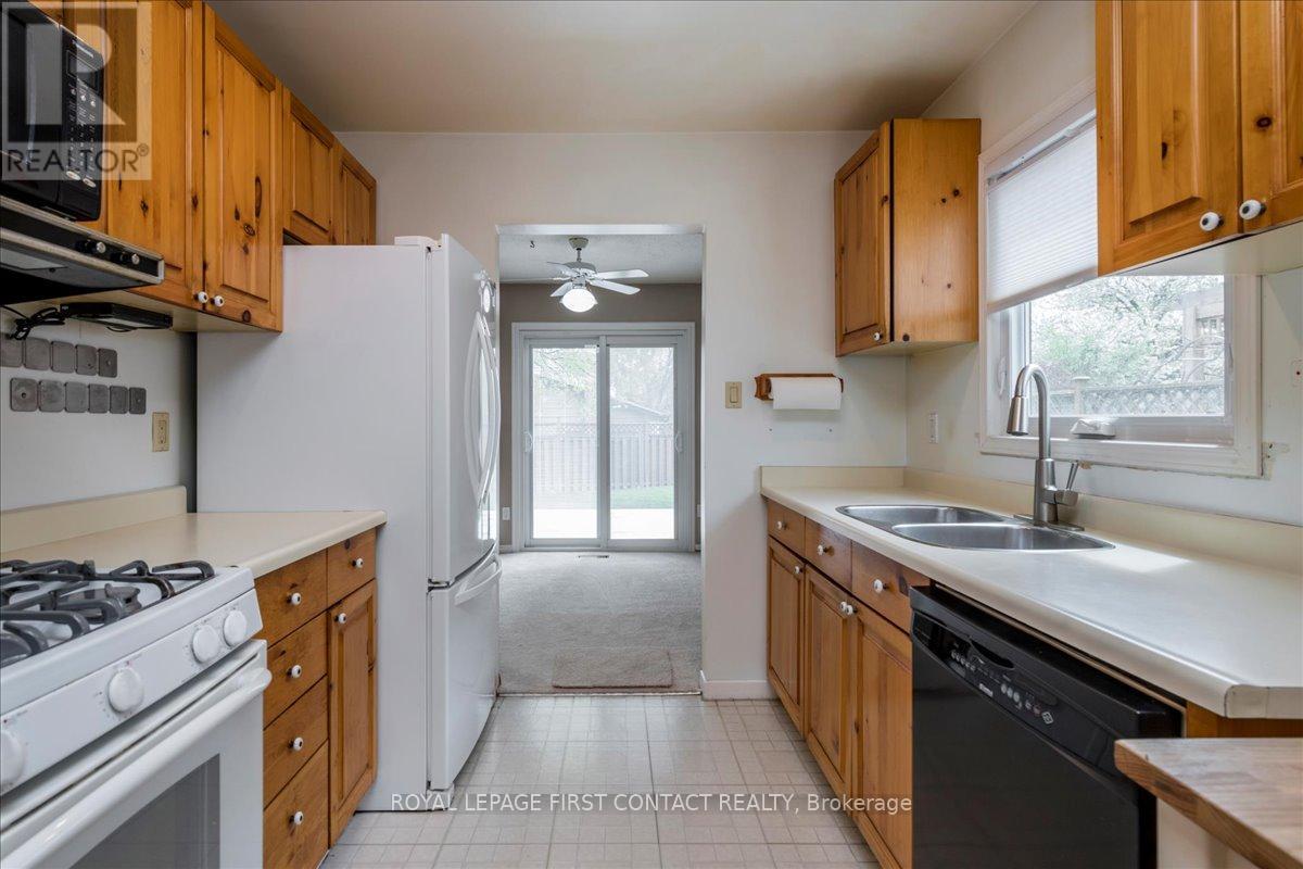 23 Merrylynn Drive, Richmond Hill, Ontario  L4C 5B1 - Photo 8 - N12149539