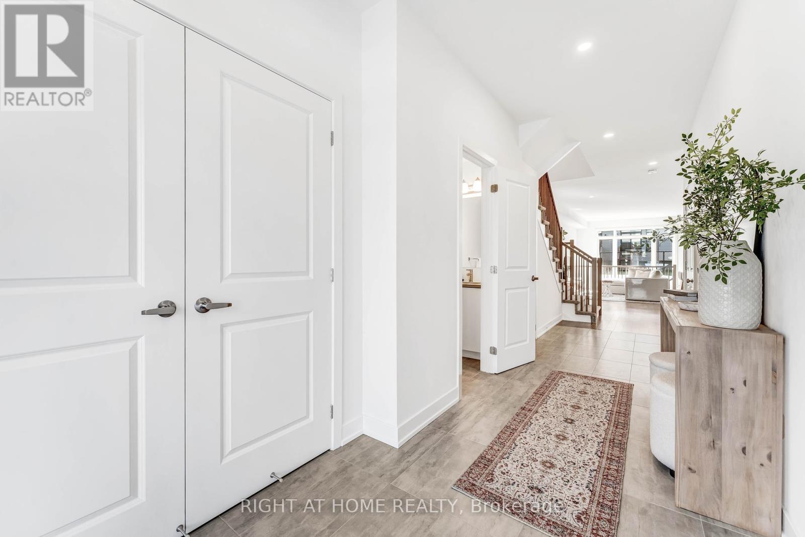 623 Rathburn Lane, Ottawa, Ontario  K1T 0V7 - Photo 5 - X12149566