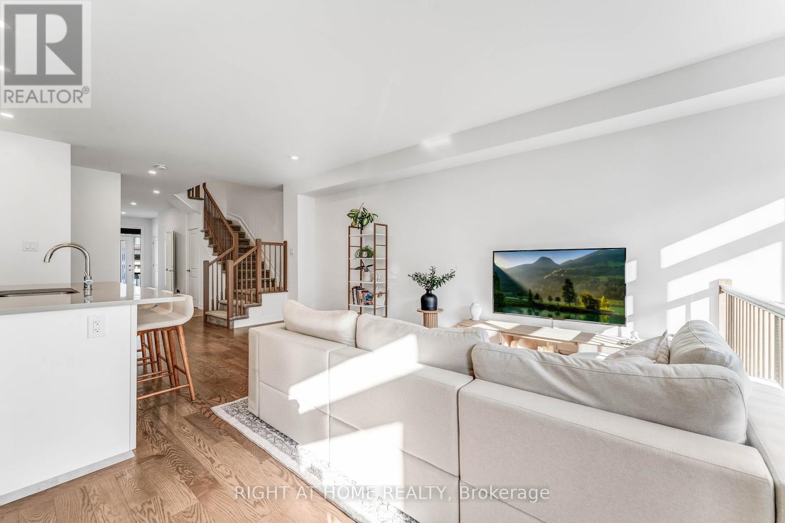 623 Rathburn Lane, Ottawa, Ontario  K1T 0V7 - Photo 8 - X12149566
