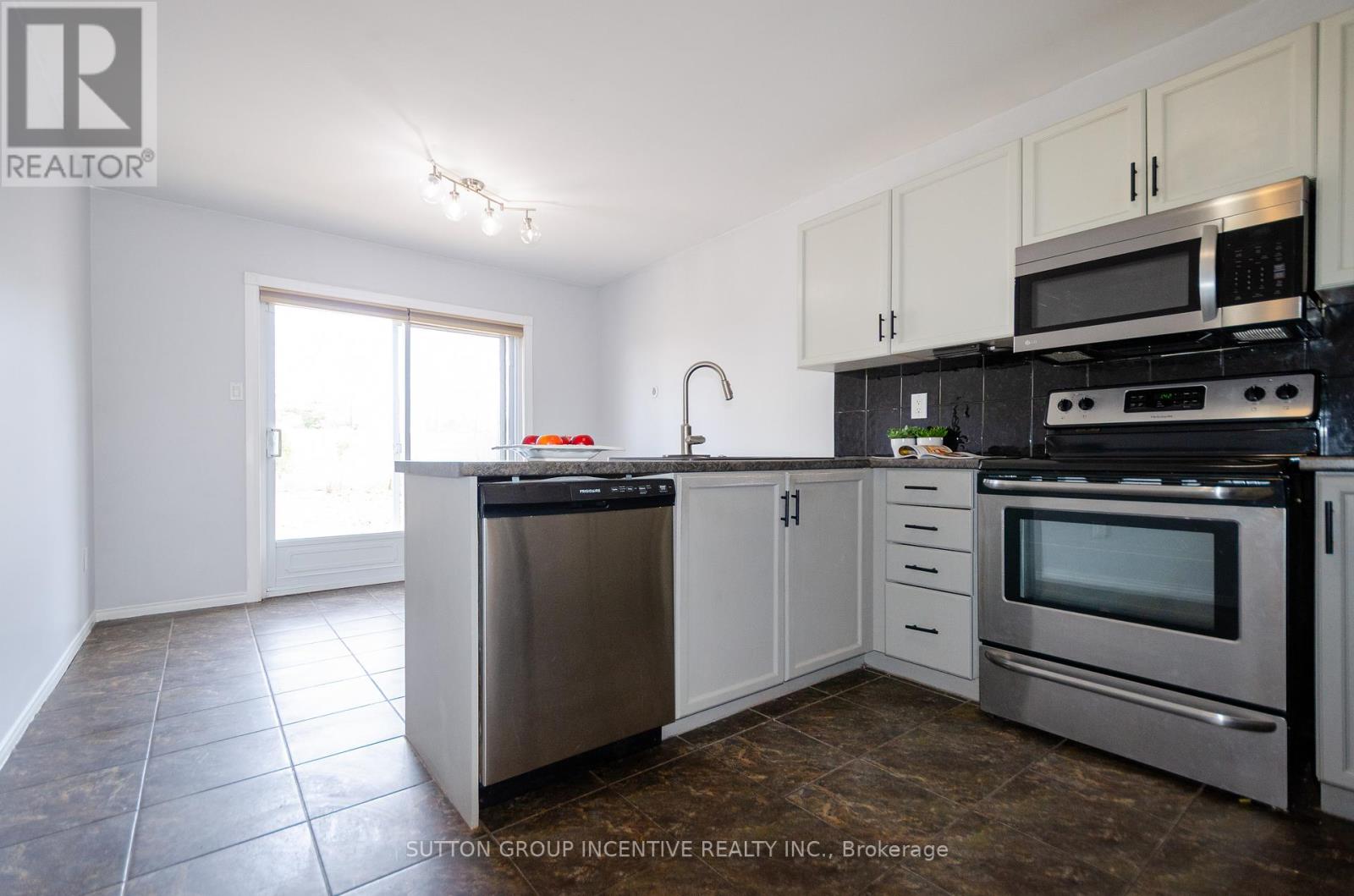 26 Ingram Court, Barrie, Ontario  L4N 7B9 - Photo 6 - S12149574