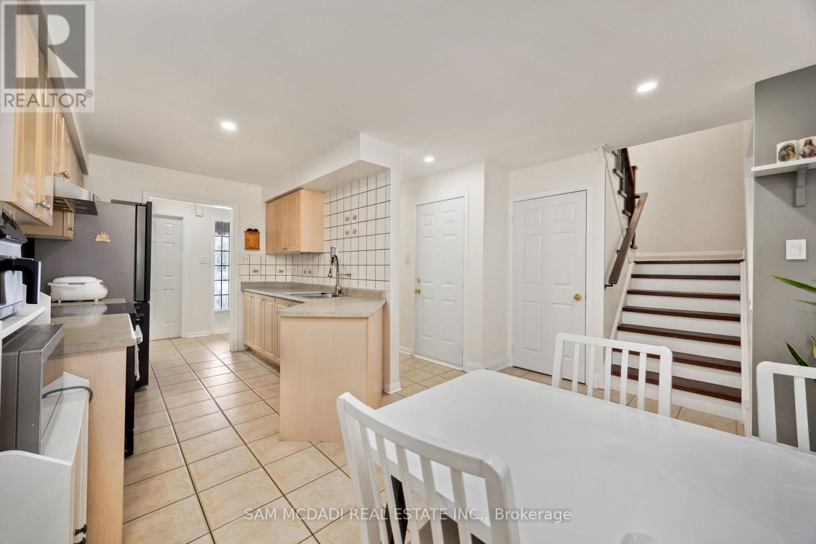 988 Delgado Drive, Mississauga, Ontario  L5V 2S3 - Photo 17 - W12149599