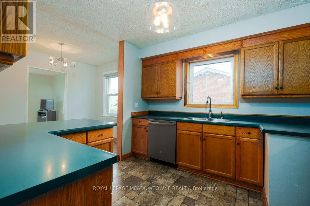20 Bairstow Crescent, Halton Hills, Ontario  L7G 1L8 - Photo 6 - W12149602