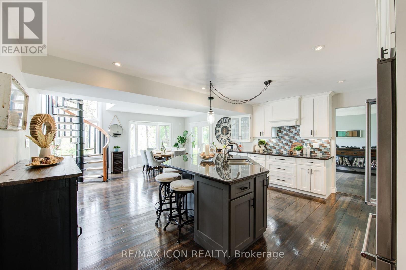 62 Maple Avenue, Hamilton, Ontario  L9H 4W4 - Photo 6 - X12149619