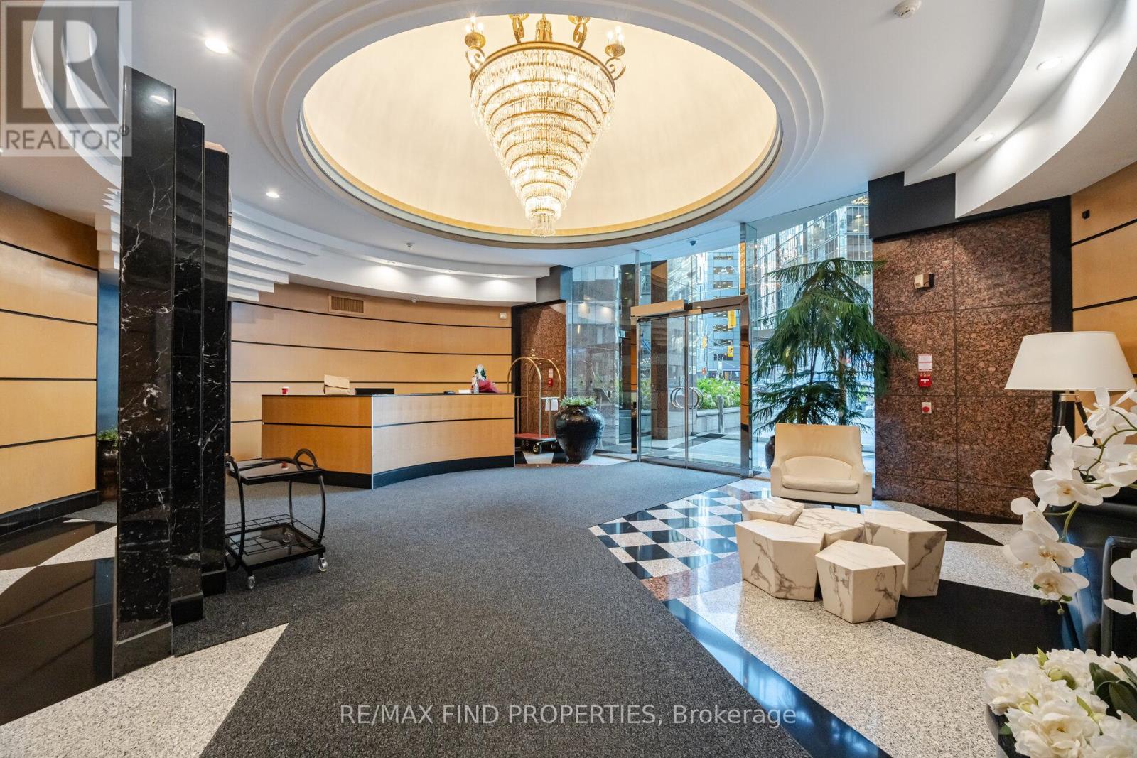 704 - 33 University Avenue, Toronto, Ontario  M5J 2S7 - Photo 4 - C12148332