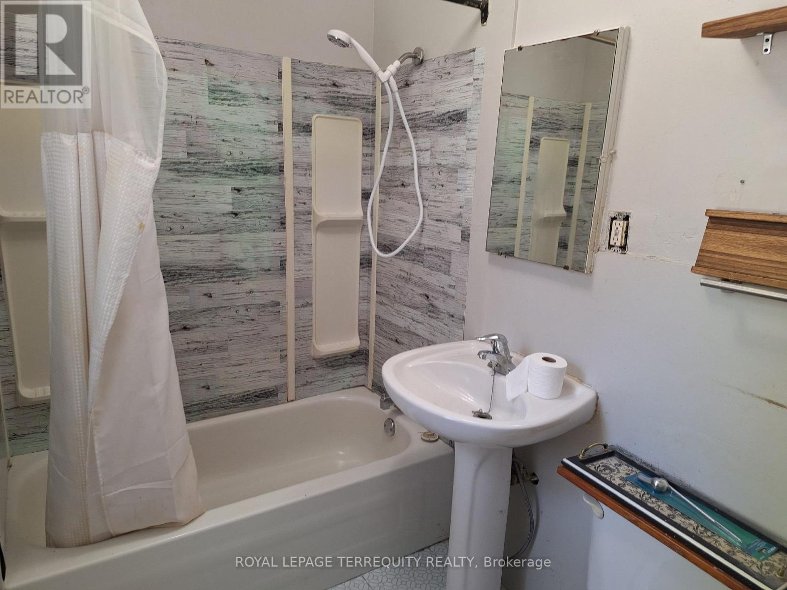 676 Trethewey Drive, Toronto, Ontario  M6M 4C4 - Photo 14 - W12149633