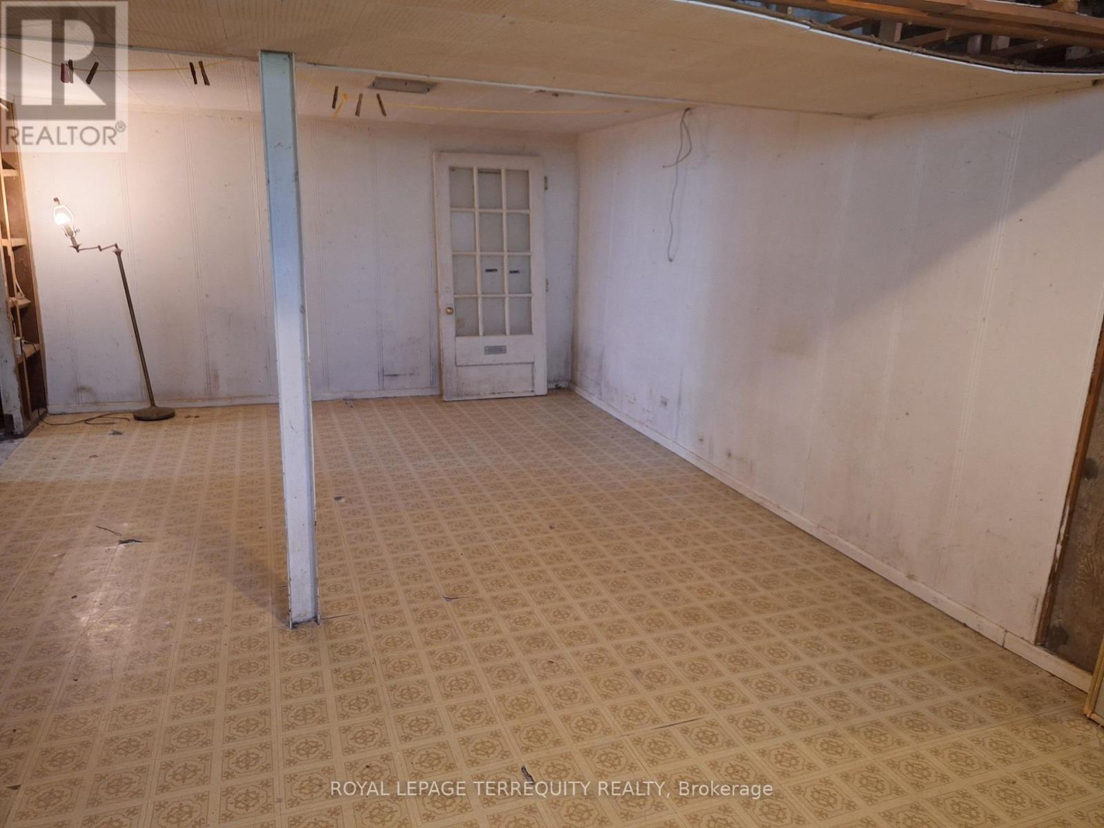 676 Trethewey Drive, Toronto, Ontario  M6M 4C4 - Photo 15 - W12149633